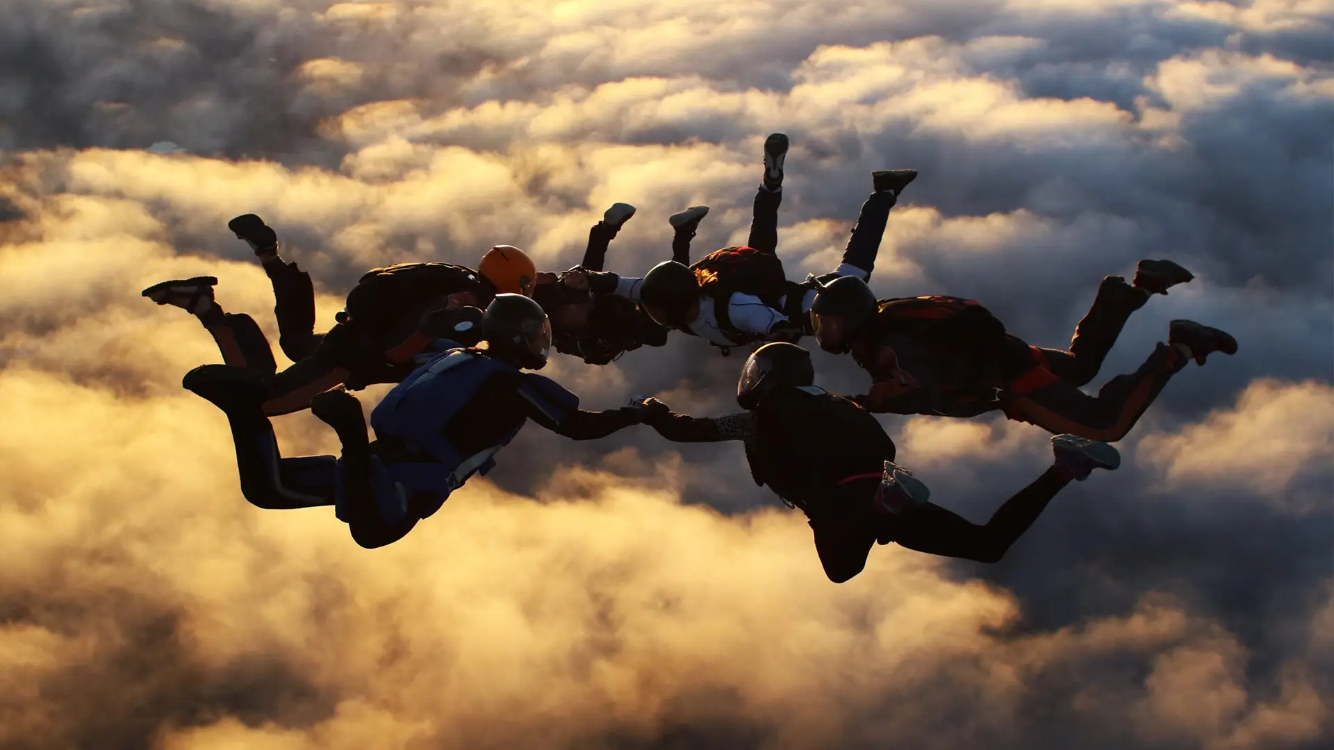 Außergewöhnliche Menschen - Fallschirmspringer im Flug
