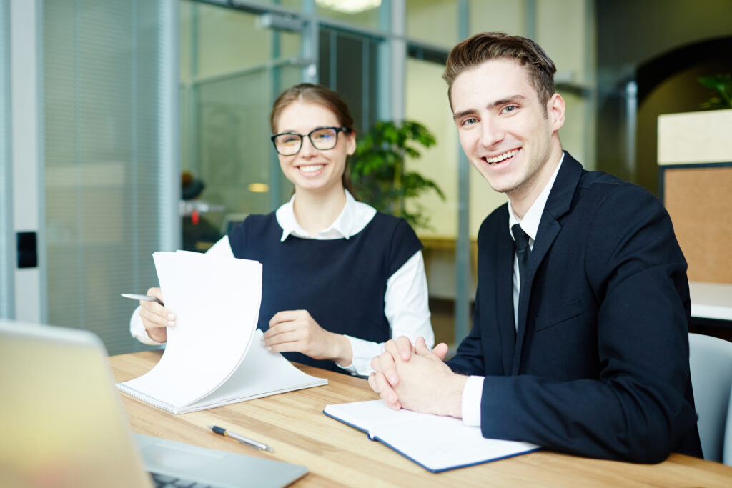 Lächelnde junge Manager